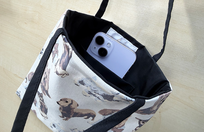 トートバッグの中の写真。ポケットに携帯が入っている